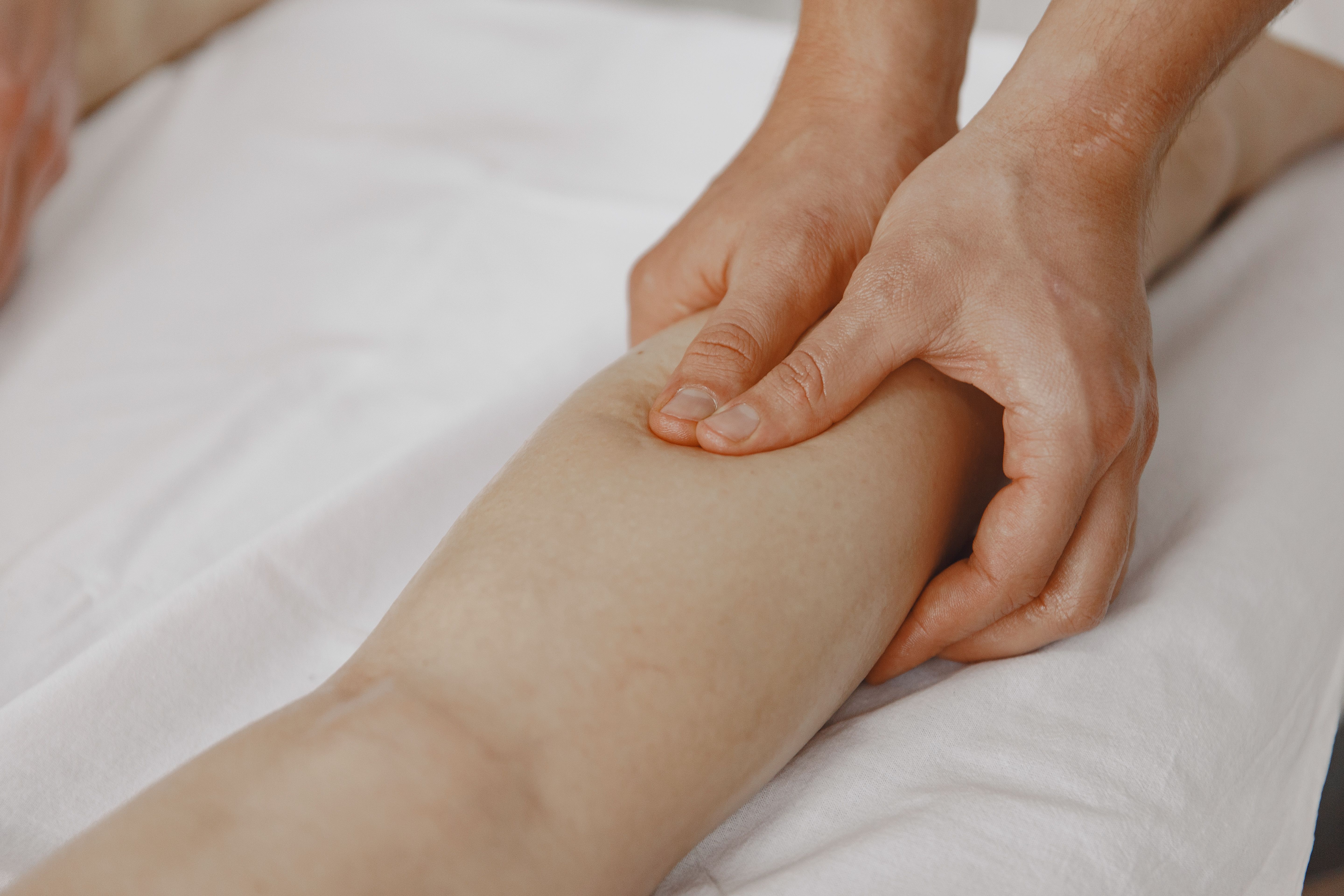 Manuelle Lymphdrainage an einem Patientenbein